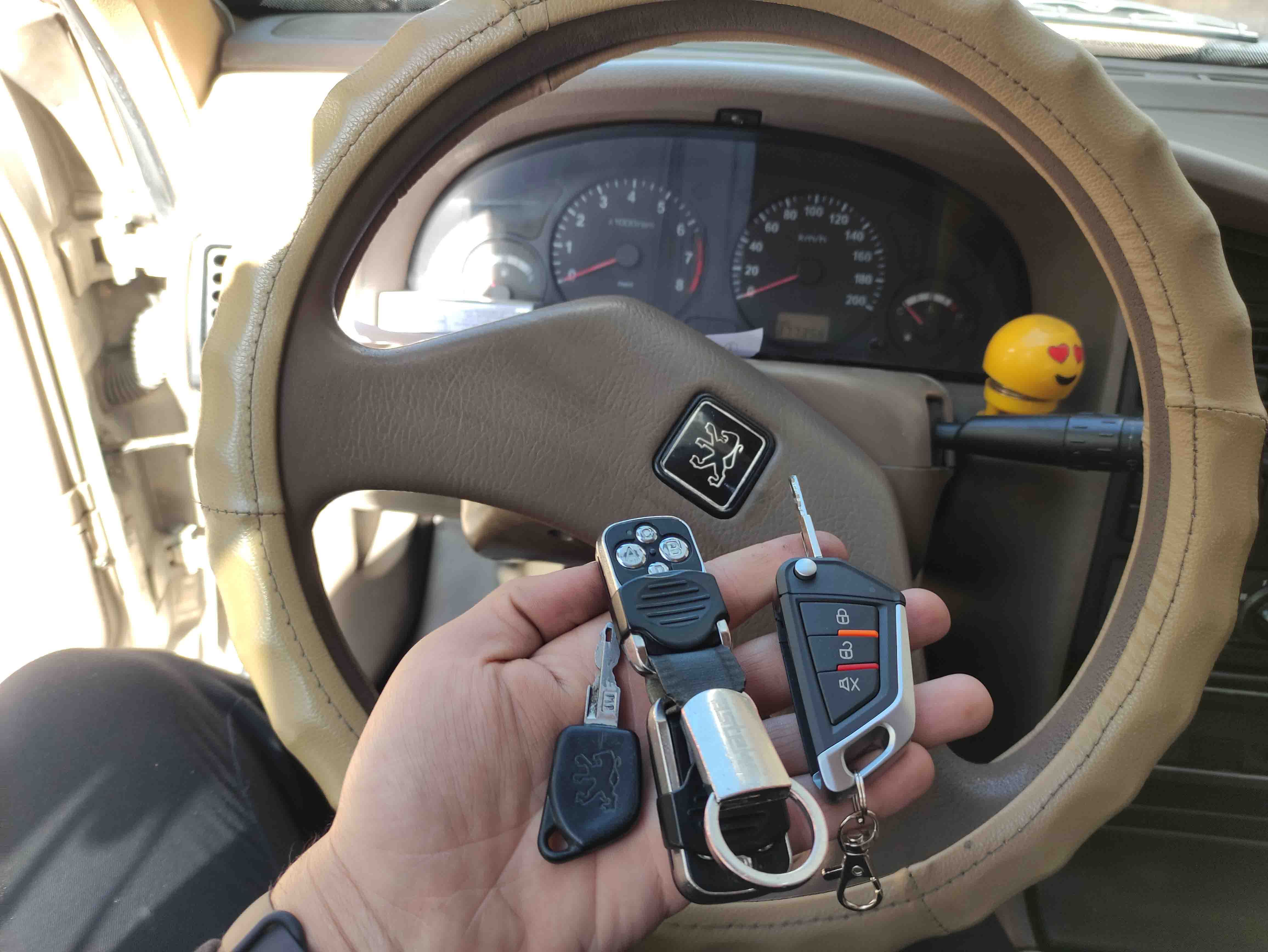 ساخت سوئیچ و یکی کردن ریموت دزدگیر و سوئیچ خودروی پژو 405