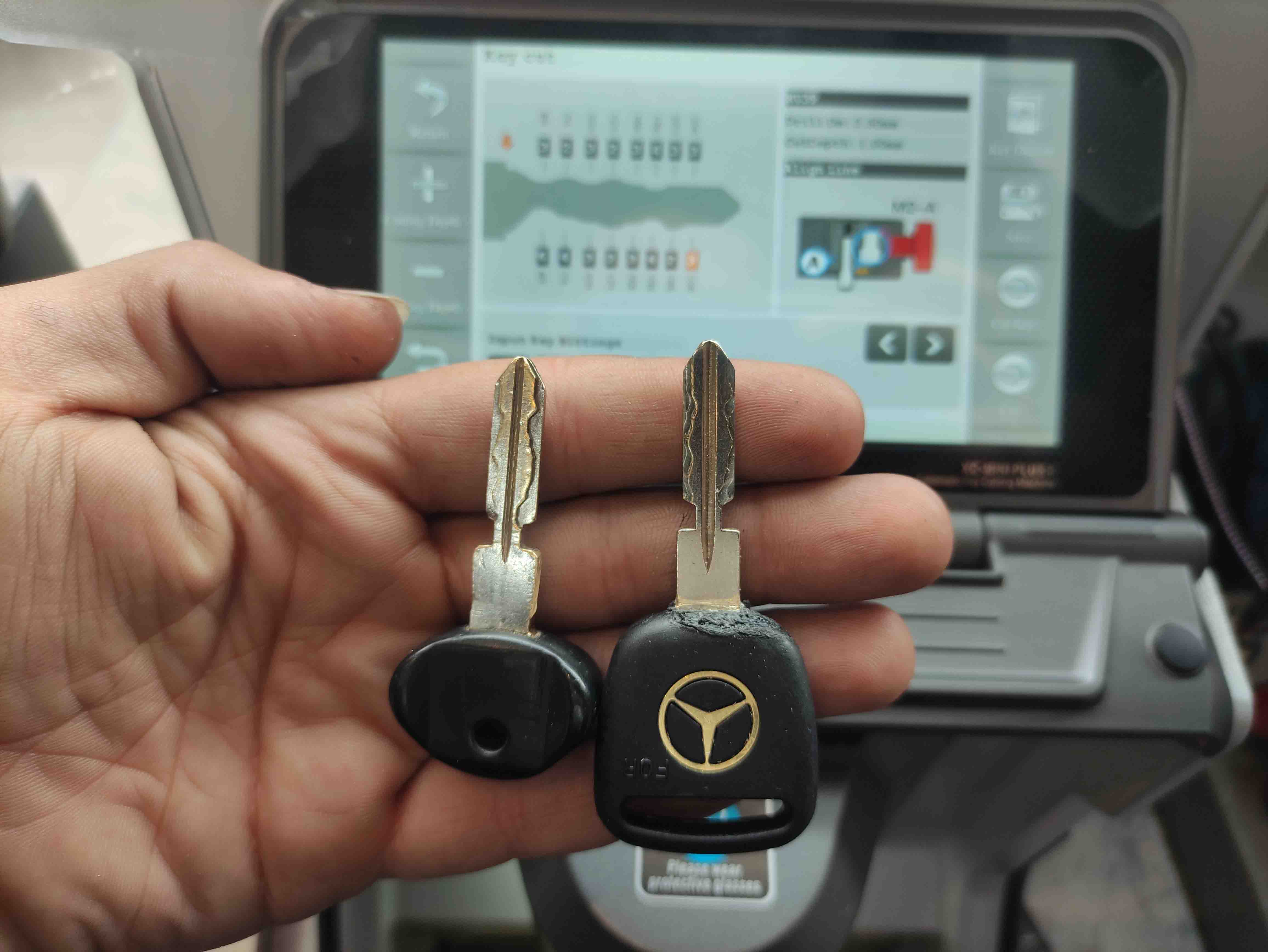 ساخت سوئیچ یدک برای خودروی مرسدس بنز E250 و تراش با دستگاه CNC