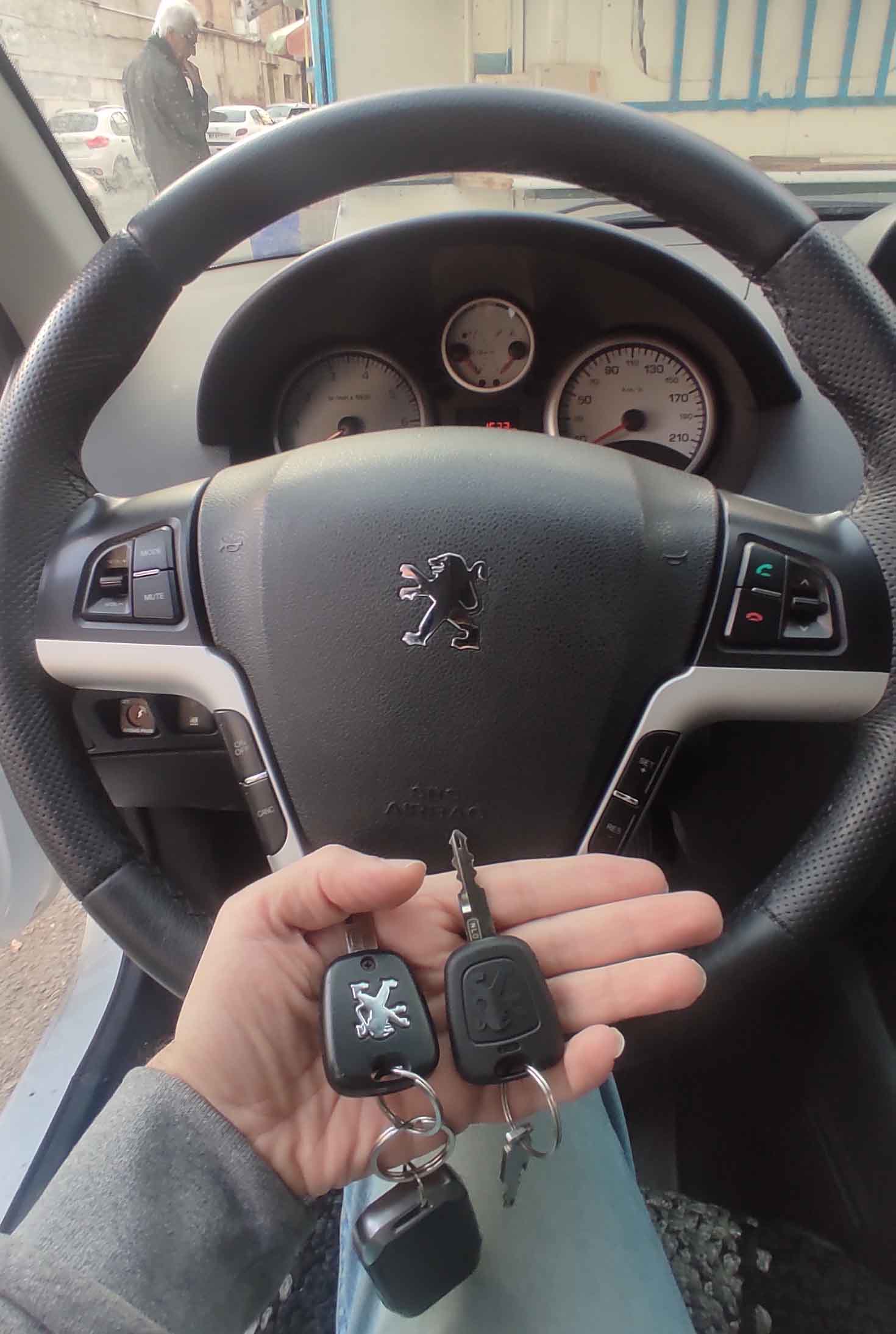 ساخت و کپی سويیچ ریموت دار پژو ۲۰۷ در سعادت آباد