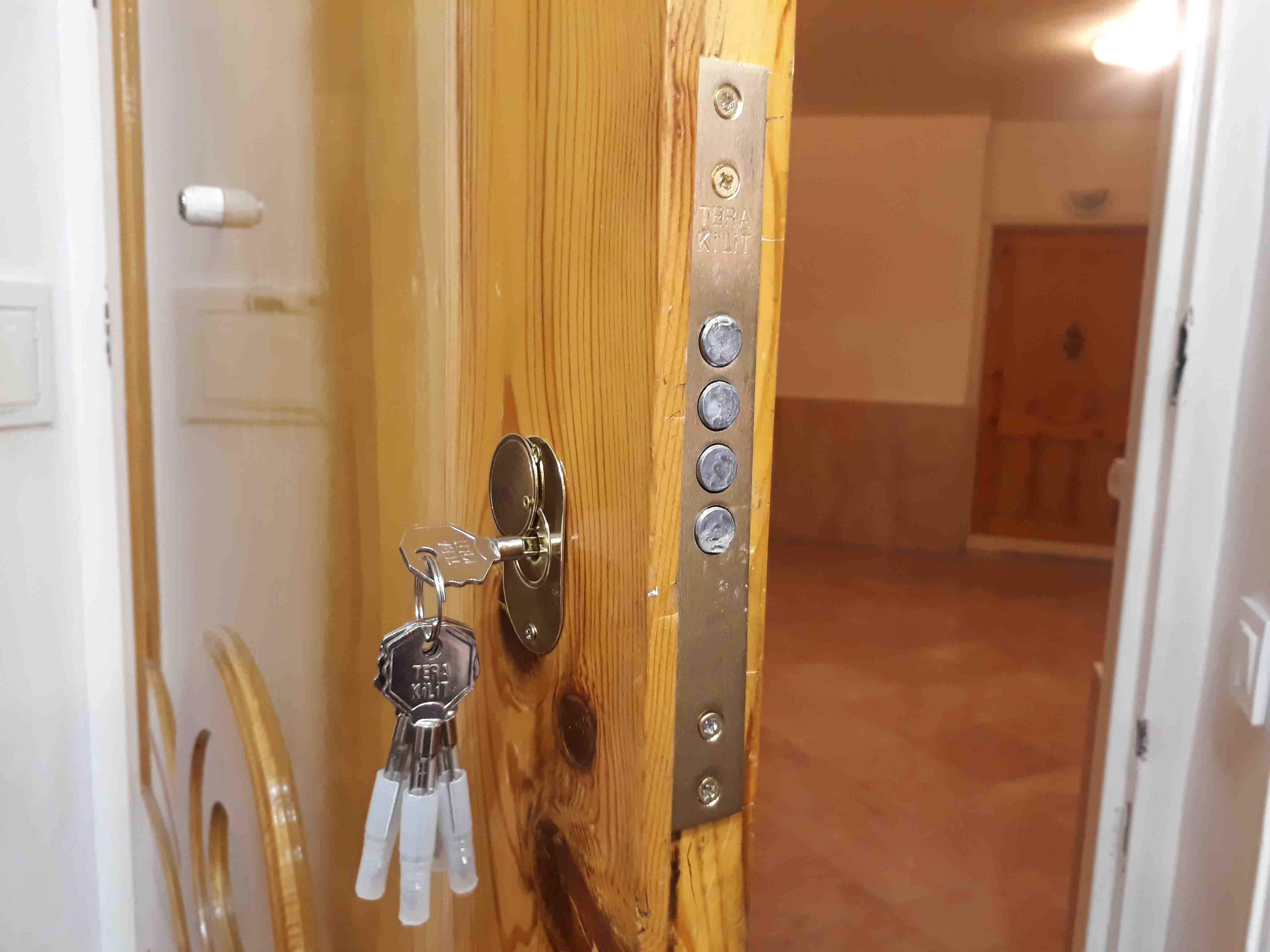 نصب قفل ایمنی چهار لول بر روی درب آپارتمان جهت ایمنی بیشتر در سعادت آباد