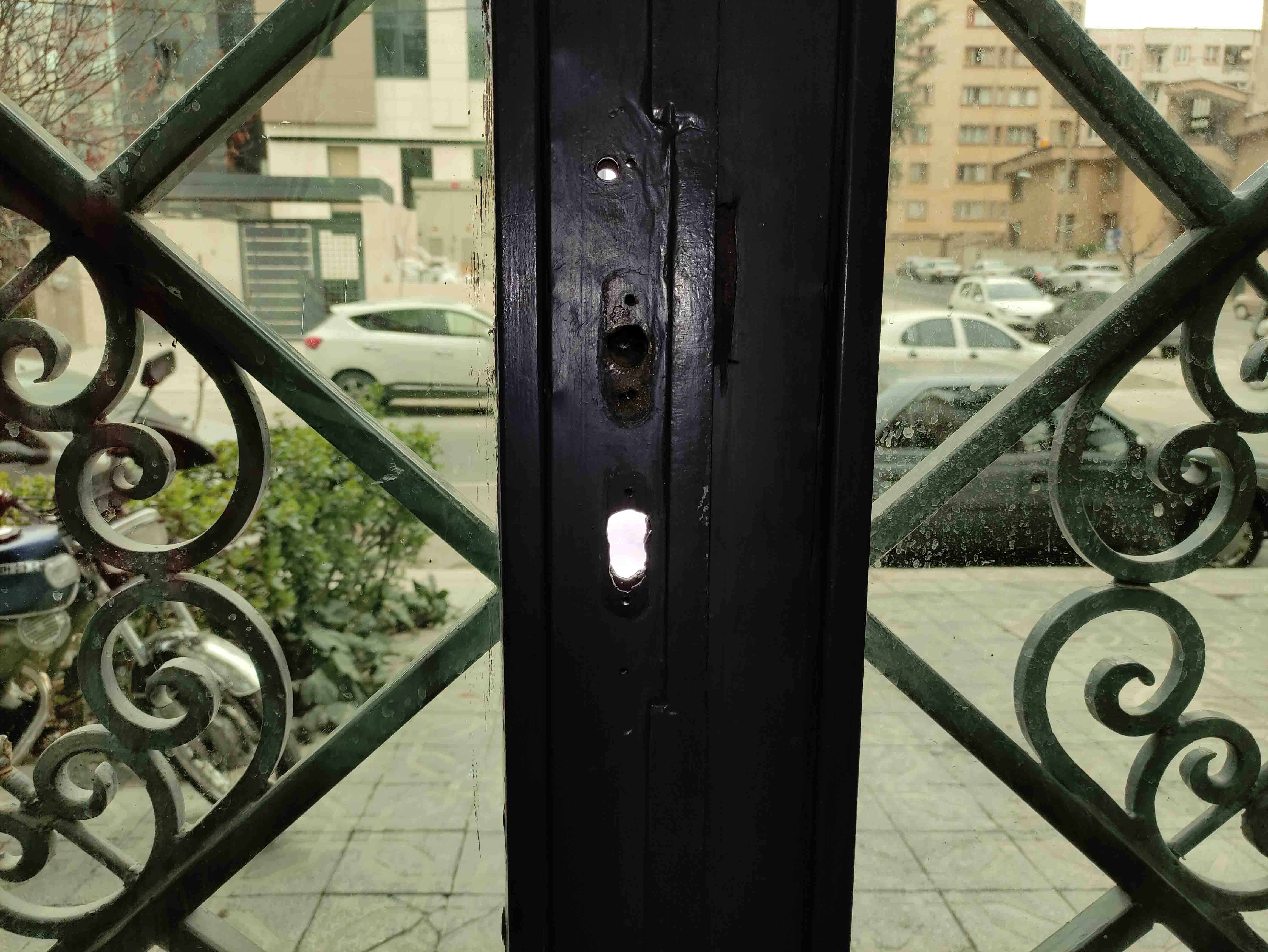 نصب قفل برقی برای درب ورودی ساختمان در سعادت آباد