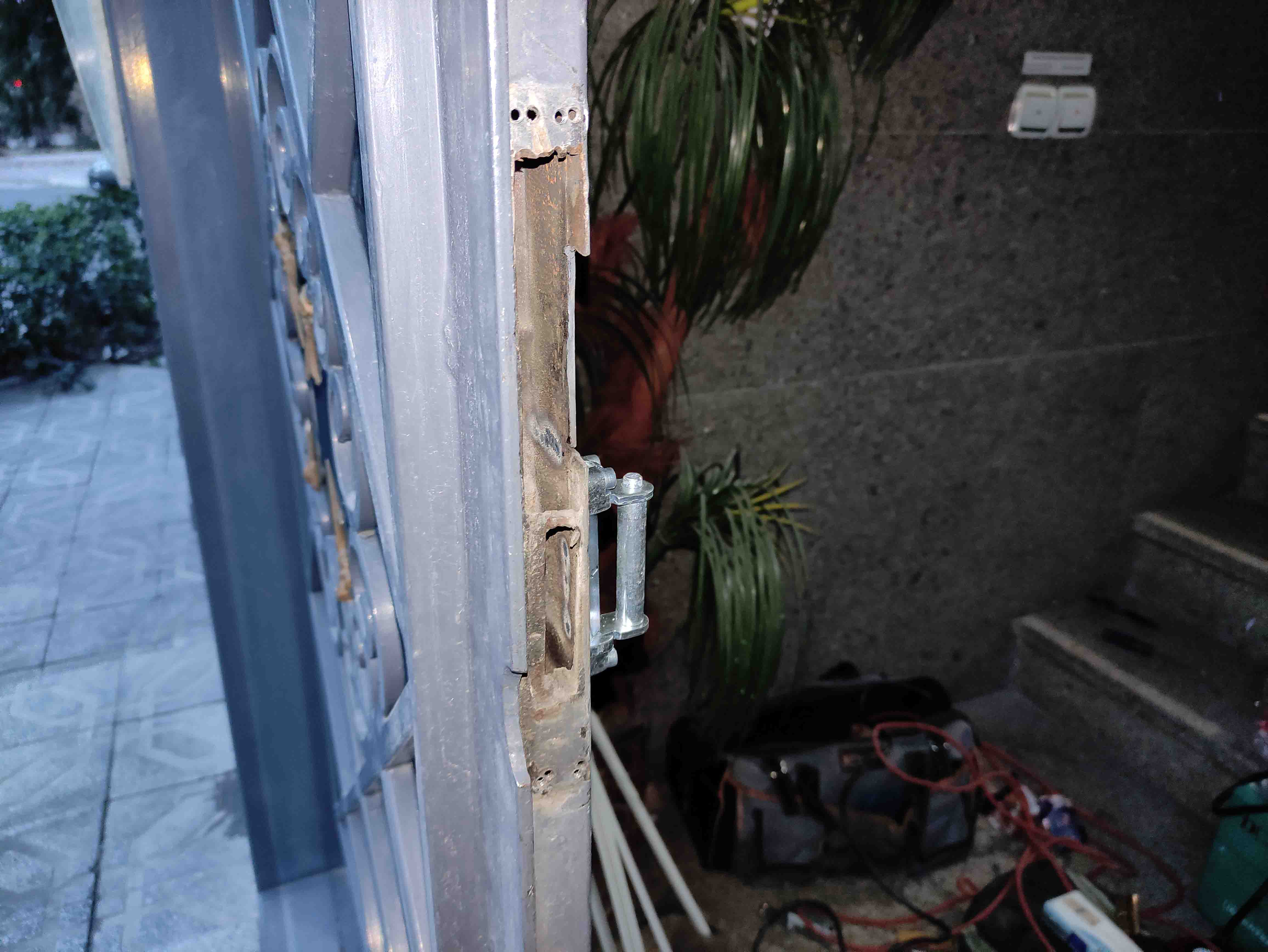 نصب قفل برقی برای درب ورودی ساختمان در سعادت آباد