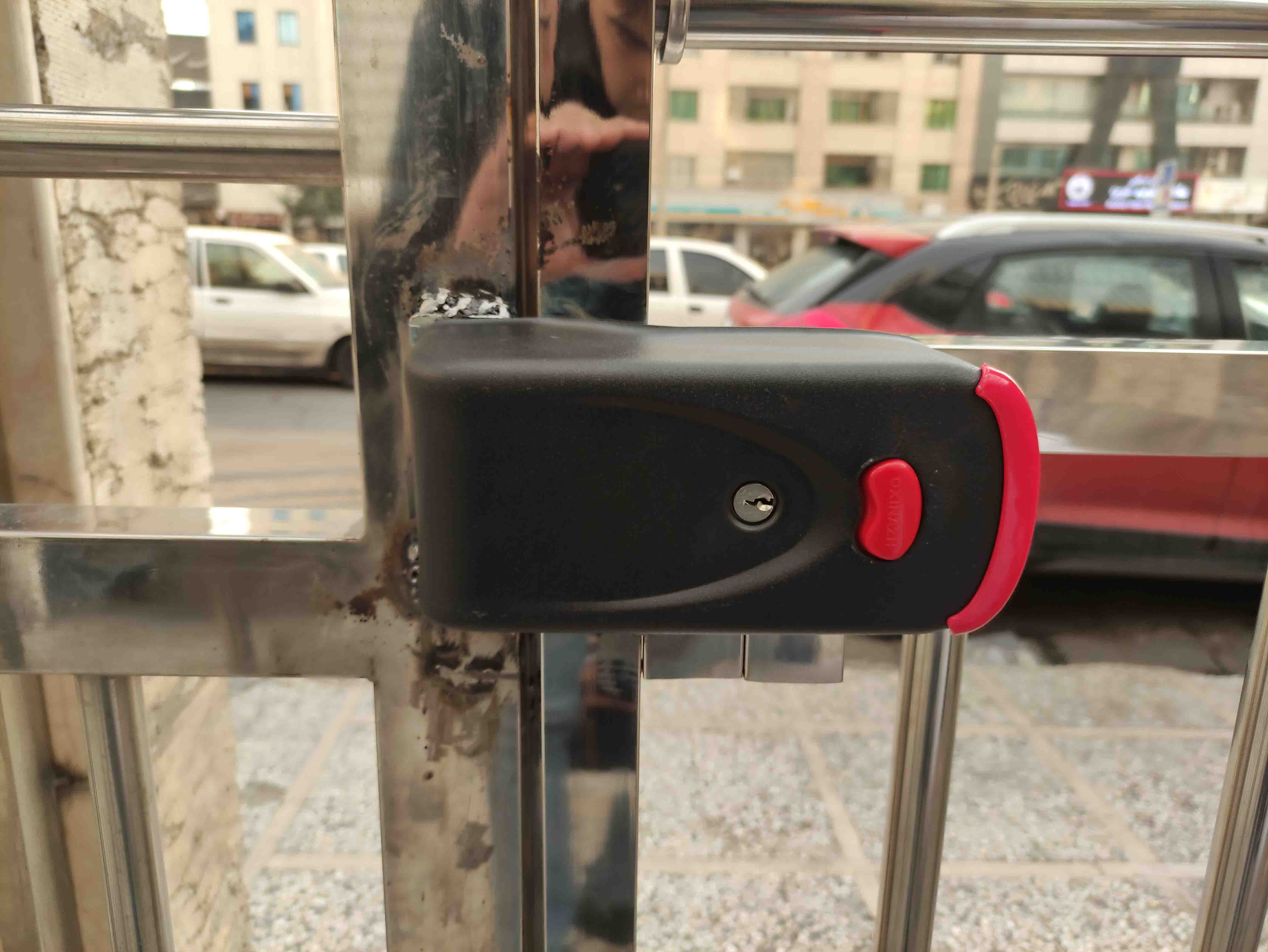 نصب قفل برقی و جک آرام بند برای درب استیل ورودی ساختمان در سعادت آباد