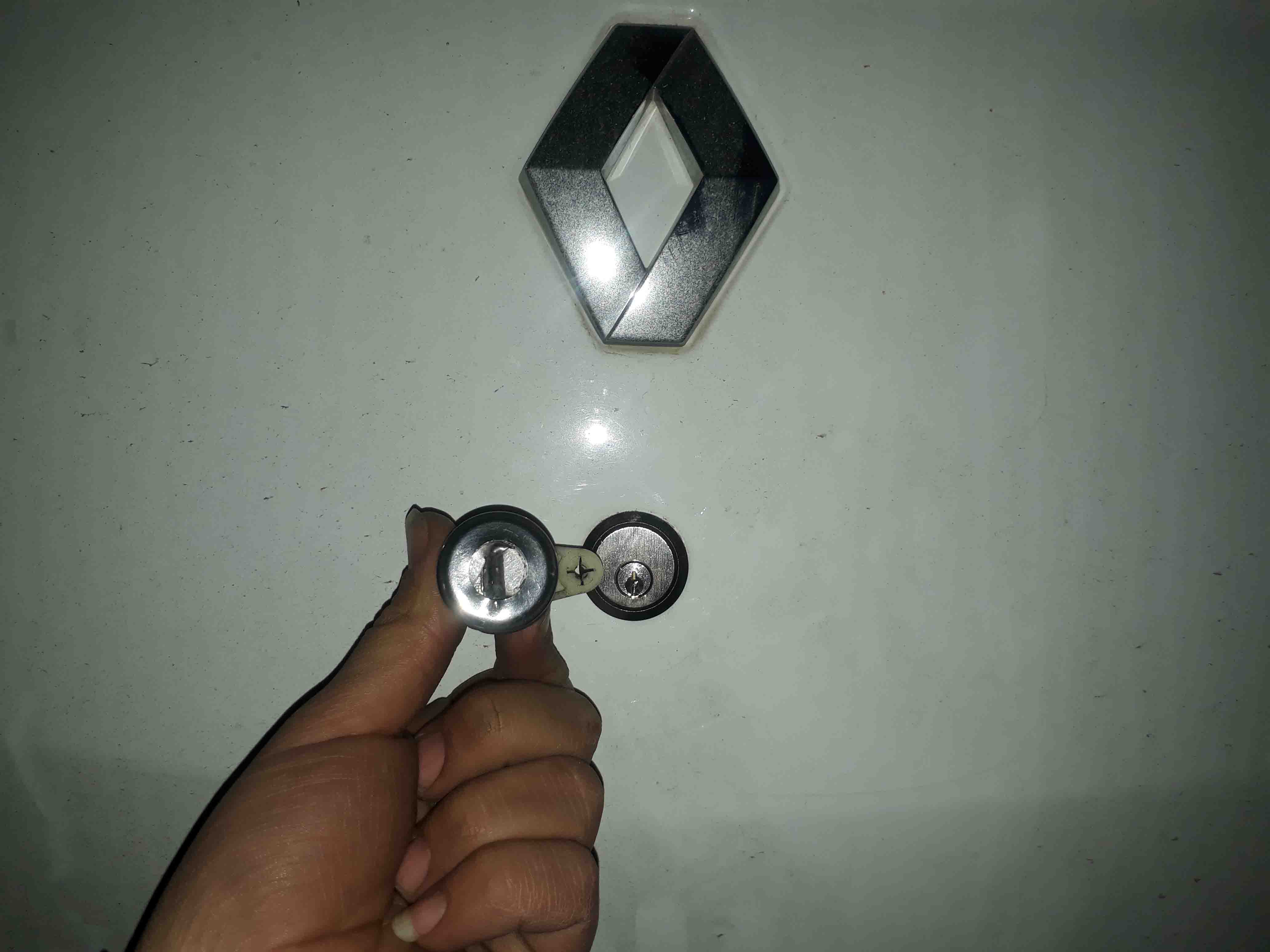 نصب قفل ضد سرقت صندوق عقب برای خوروی رنو ال90 در سعادت آباد