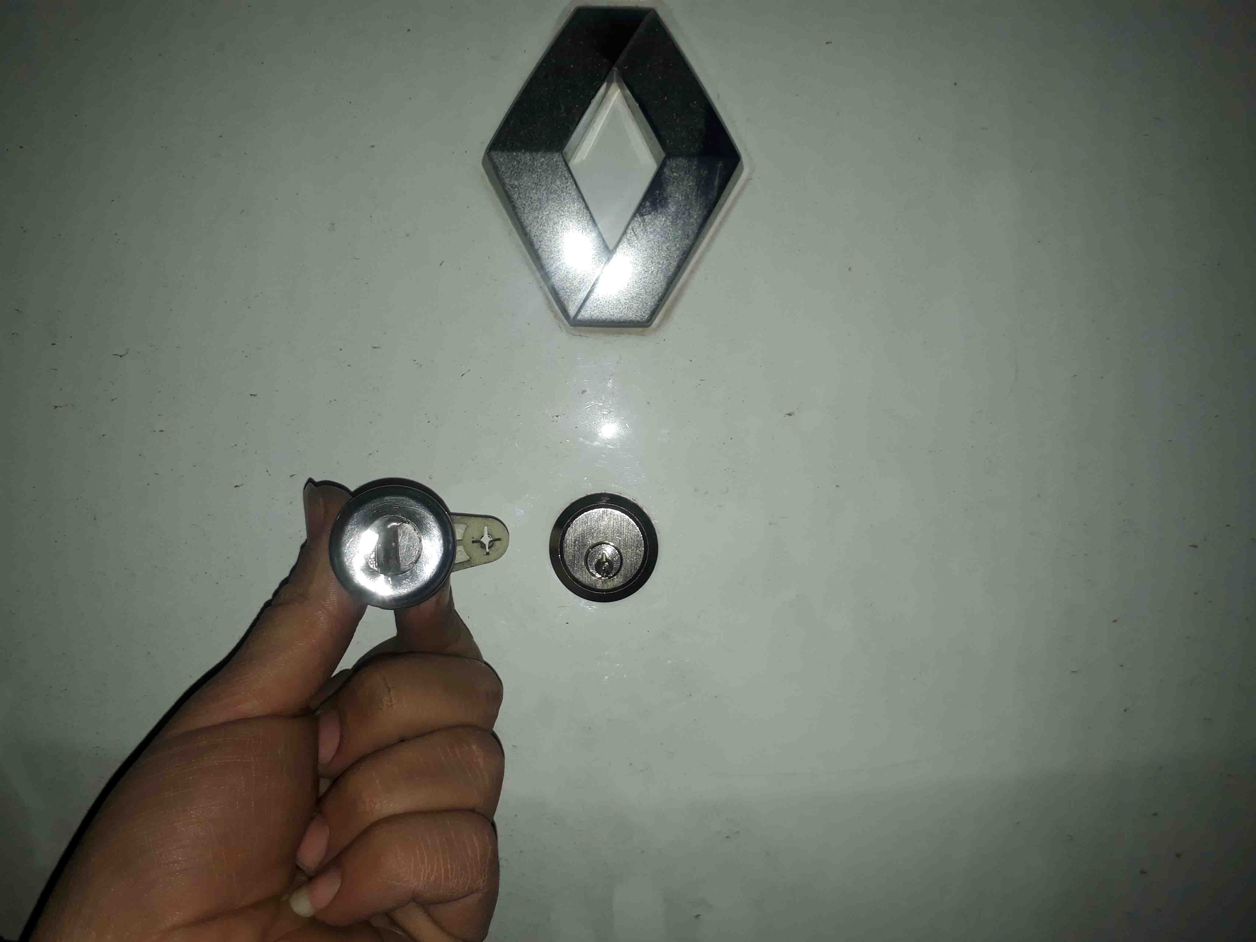 نصب قفل ضد سرقت صندوق عقب برای خوروی رنو ال90 در سعادت آباد